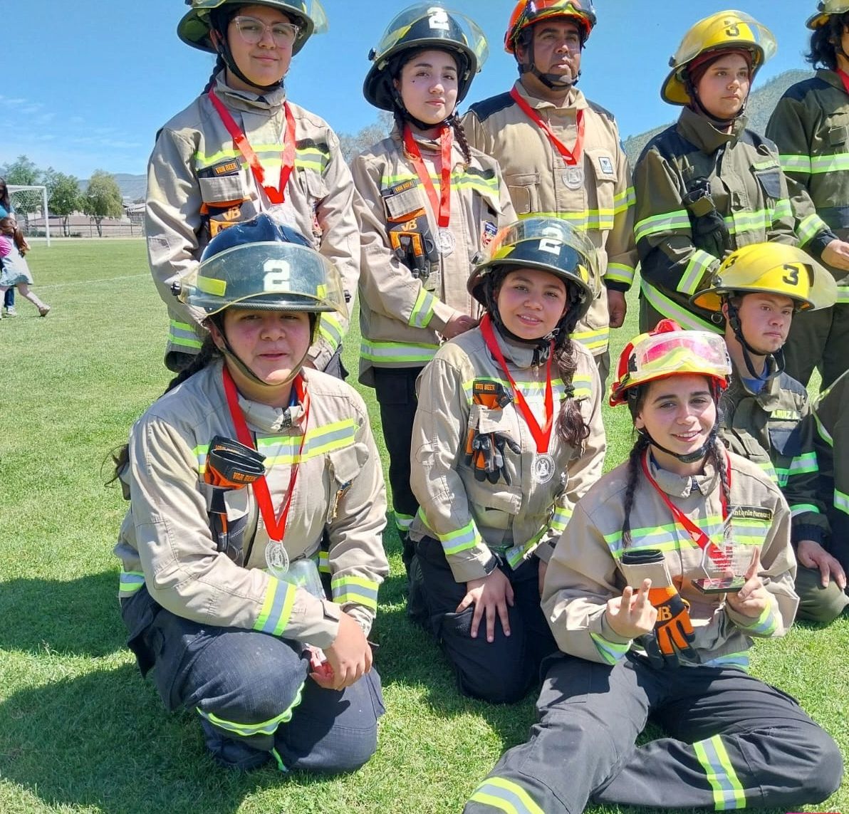 Foto de una cadete probando el uniforme