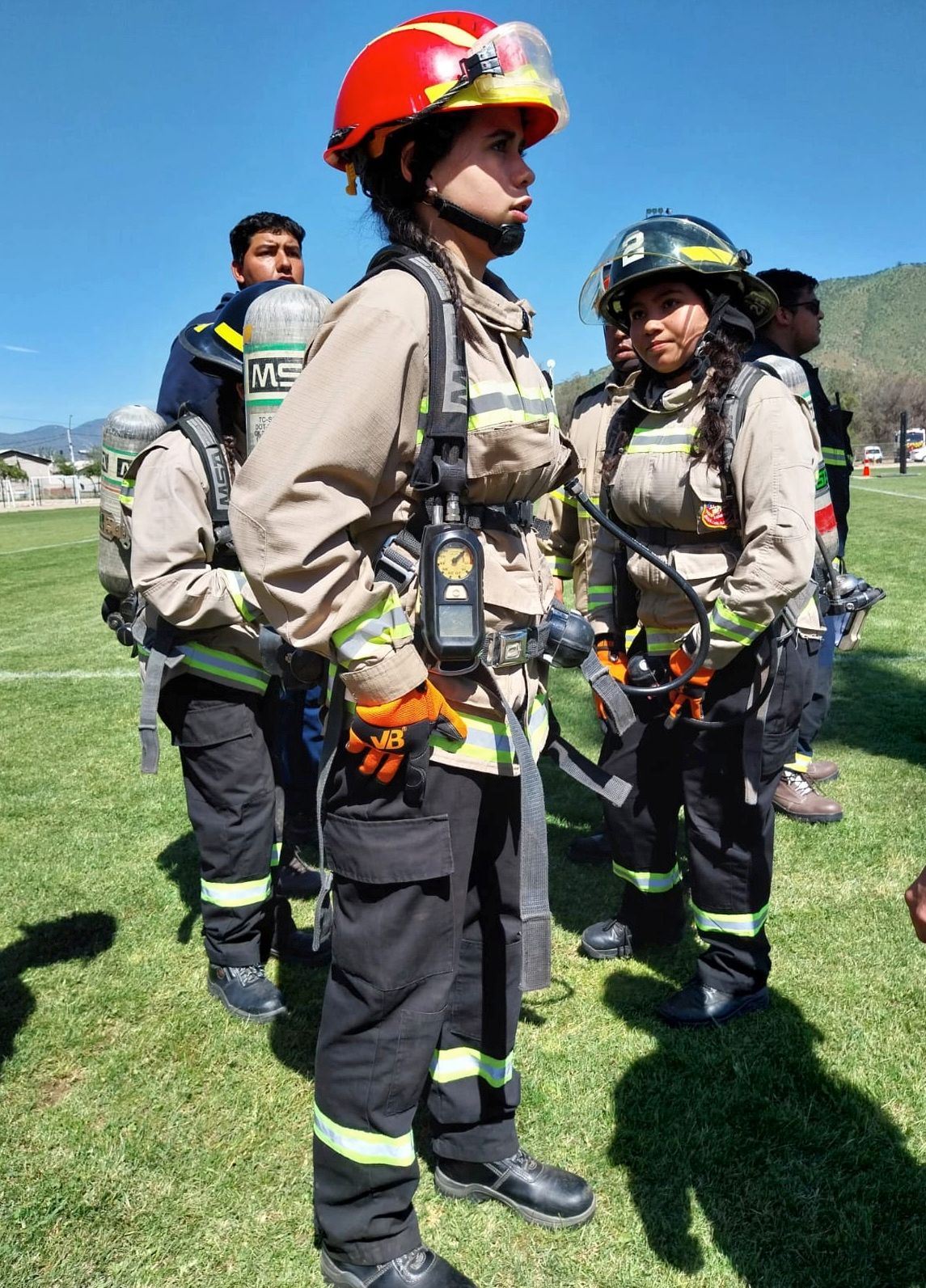 Foto de una cadete probando el uniforme