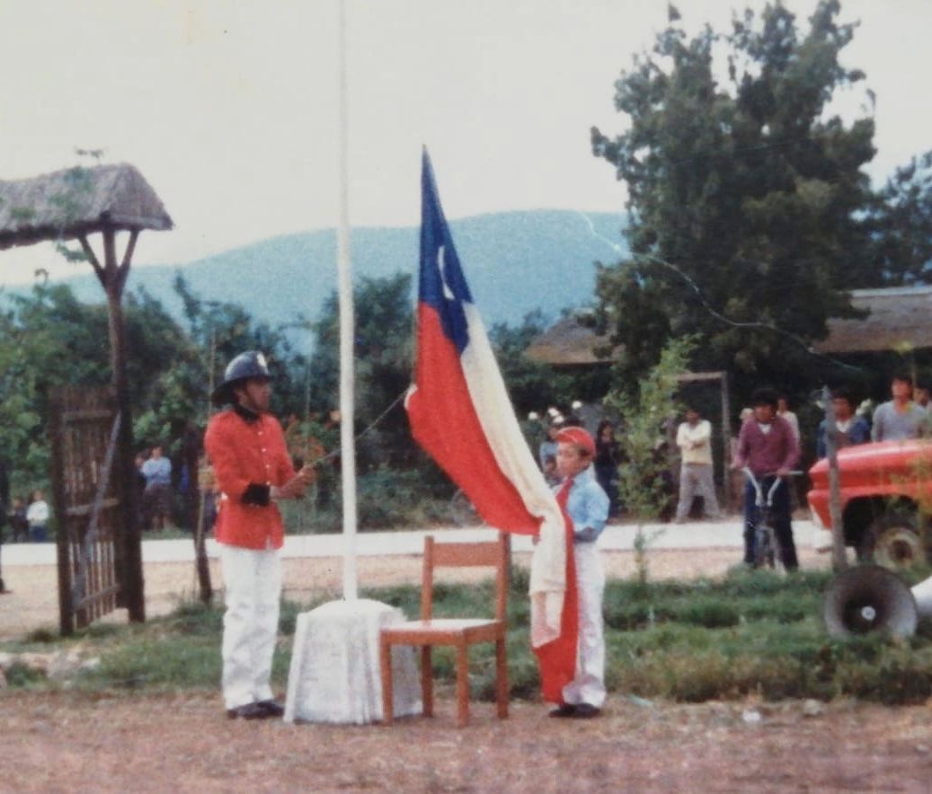 foto voluntario isando bandera