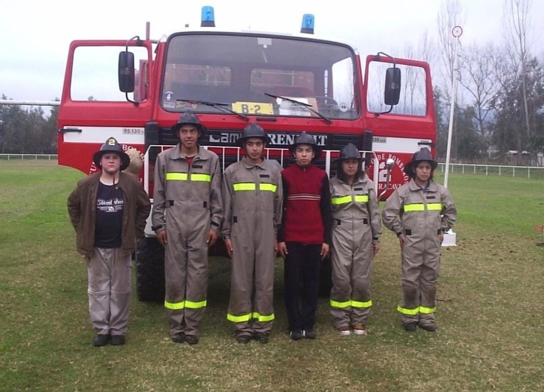 brigada juvenil frente a carro bomberos