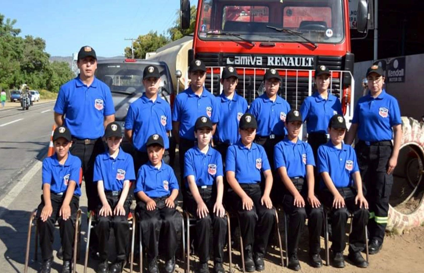 brigada juvenil frente a carro bomberos