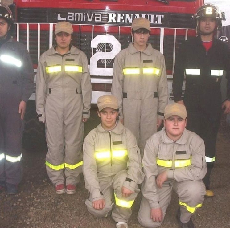 brigada juvenil frente a carro bomberos