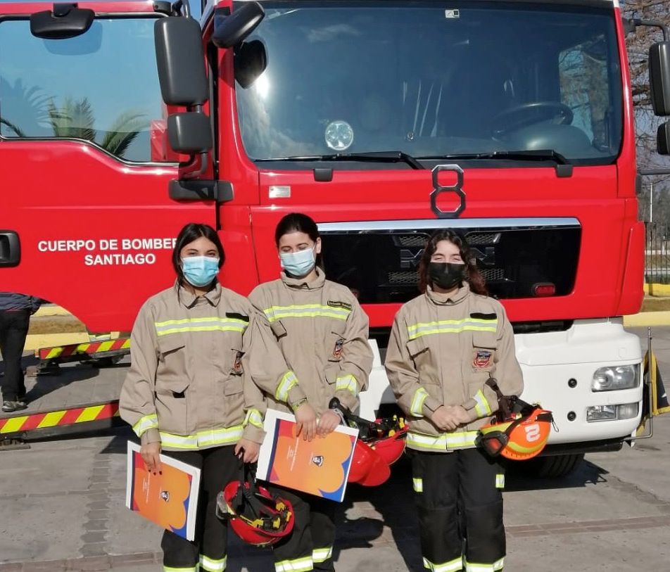 brigada juvenil frente a carro bomberos